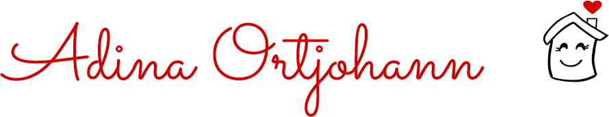 Logo Adina Ortjohann: roter Schriftzug in Schreibschrift, daneben gezeichnetes lächelndes Haus mit Herz
