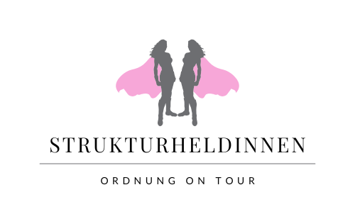 Logo Strukturheldinnen mit zwei Superheldinnen-Silhouetten und dem Slogan Ordnung on Tour